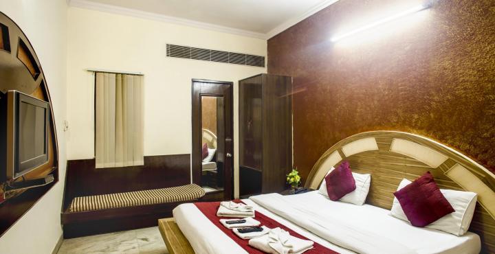 Hotel The Gold Regency - 02 Mins From Railway Station