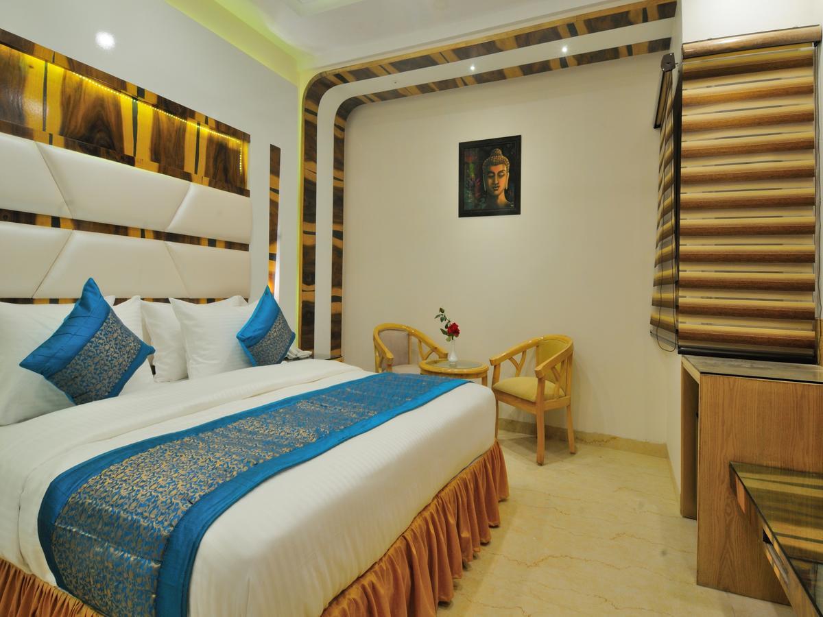Hotel The Gold Regency - 02 Mins From Railway Station 3*