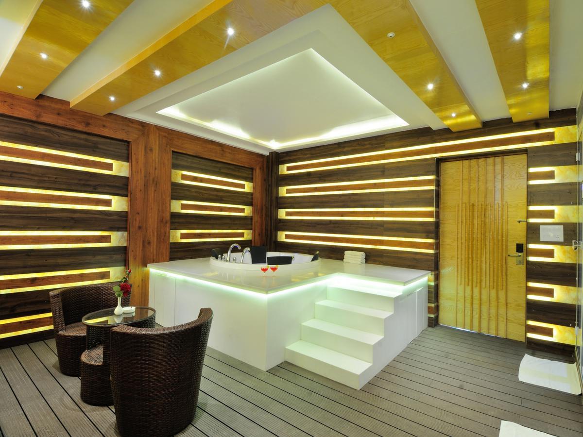 Hotel The Gold Regency - 02 Mins From Railway Station 3*