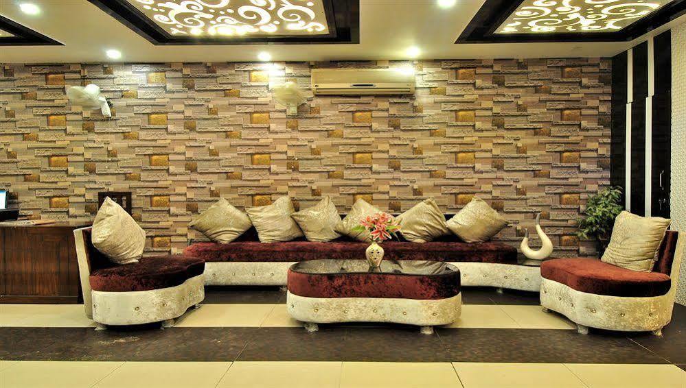 Hotel The Gold Regency - 02 Mins From Railway Station 3*
